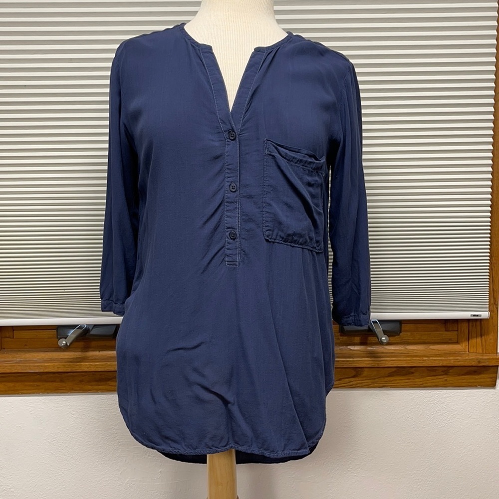 Cloth & Stone Blue Hi-Low 3/4 button down shirt